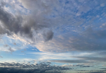 Obraz premium Beautiful sunset sky with a low clouds