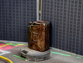 Vieux bidon métallique d'essence sur un chantier.