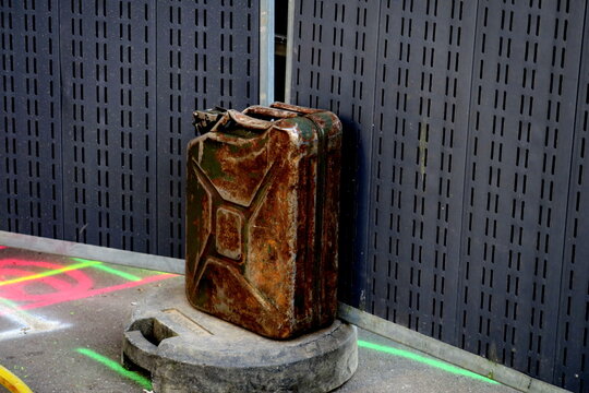 Vieux bidon m&eacute;tallique d'essence sur un chantier.