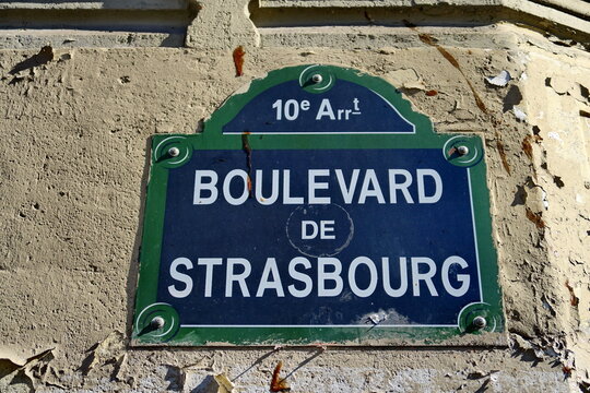 Boulevard de Strasbourg. Plaque de nom de rue. Paris.