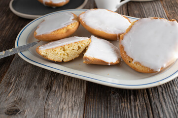 Americaner pastry. Traditional german smal sponge cakes with sugar icing