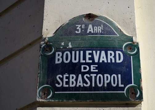 Boulevard de Sébastopol. Plaque de nom de rue. Paris.