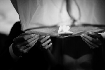 Fototapeta premium Happy couple holding paper lanters.