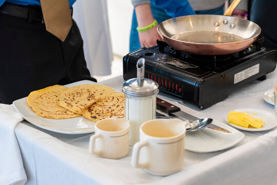 pr&eacute;paration cuisine de cr&ecirc;pes flamb&eacute;es, atelier cuisson et gastronomie