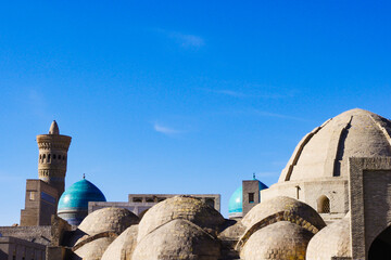 ウズベキスタンのドーム型屋根の街並みと青空