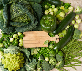 grünes Gemüse erntefrisch mit Brettchen 