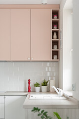 Detal w kuchni w minimalistycznym nowoczesnym stylu. Białe i różowe fronty mebli oraz sprzęt. - obrazy, fototapety, plakaty