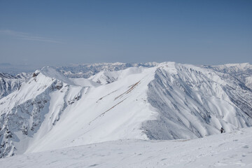 雪山の登山風景