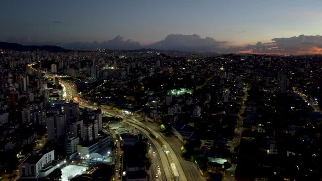 V&iacute;deo a&eacute;reo da vida noturna no centro da cidade de Belo Horizonte no estado de Minas Gerais. Pr&eacute;dios, carros e pessoas em Mar&ccedil;o de 2022.