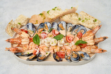 Garlic mussels and shrimps in sour cream sauce