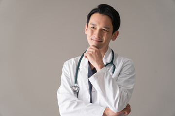 白衣を着た日本人男性