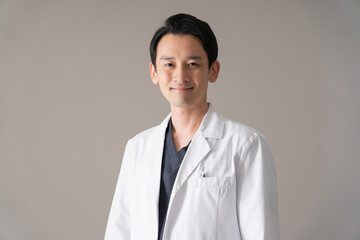 白衣を着た日本人男性