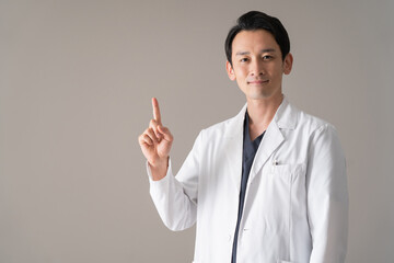白衣を着た日本人男性