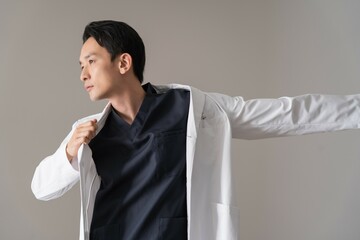 白衣を着た日本人男性