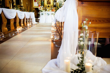 dekoracja ślubna kościoła