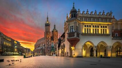 Rynek Główny i Kościół Mariacki w Krakowie o poranku - obrazy, fototapety, plakaty