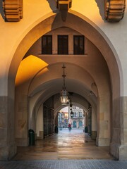 Krakowskie Sukiennice w Rynku Głównym w balsku porannego słońca © Michal45