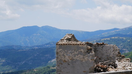 Fototapeta premium Lonely ruin abandoned in the middle of the italian countryside