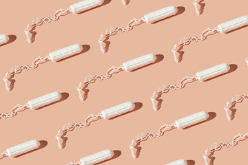 Seamless pattern made of many white cotton tampon on a pink pastel background. Menstruation hygiene concept. Women health. - obrazy, fototapety, plakaty