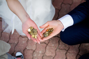 rzucanie monetami po ślubie