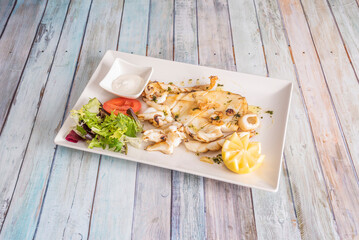 Grilled cuttlefish is a very easy recipe to make. You may know it by other names such as cuttlefish or cuttlefish. This last one, the cuttlefish, is really a cuttlefish of small size