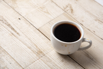 Coffee in a glass on a wooden floor The drink is popular all over the world. Products from Asia and Blasil