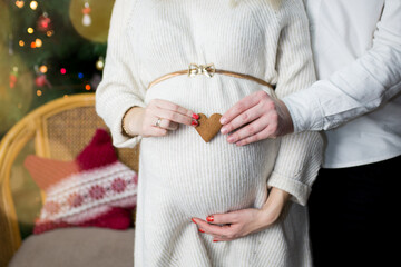 świąteczne zdjęcie kobiety w ciąży, serce z piernika