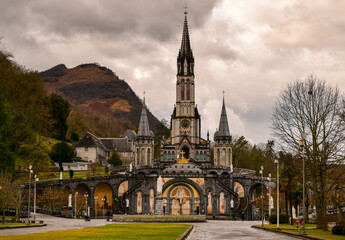Fototapeta na wymiar Catedral de Lourdes Vista General día nublado