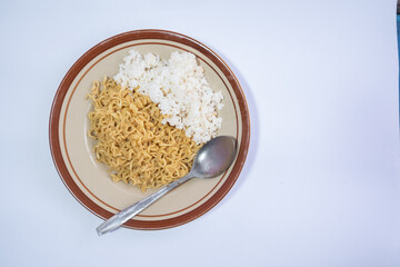 Fried noodles mixed with rice, examples of foods that are high in calories and carbohydrates can increase obesity