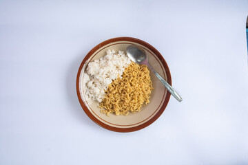 Fried noodles mixed with rice, examples of foods that are high in calories and carbohydrates can increase obesity