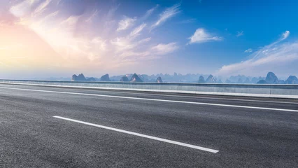 Photo sur Plexiglas Guilin Asphalt highway and mountain natural scenery at sunset. Road and mountain background.