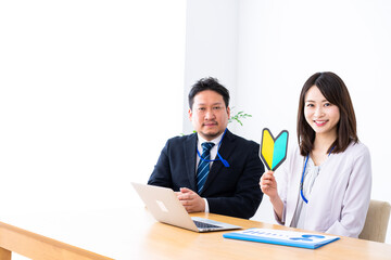 新入社員の教育をする上司