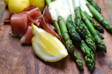 Green asparagus with Parma ham with sauce hollandaise