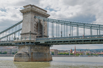 Obraz premium Closeup of a portion of the beautiful Chain bridge spanning the Danube River in Budapest, Hungary.
