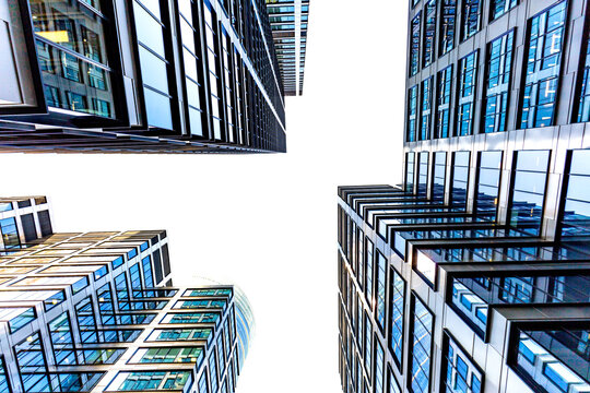 Warszawa, ulice i budynki w centrum miasta, biurowce i banki. Nowoczesna architektura
