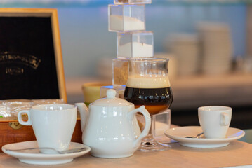 Fototapeta na wymiar Service café et thé, détail, dans un restaurant