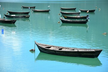 Fototapeta na wymiar Barche sul lago di santa croce provincia di belluno