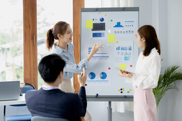 Obraz premium Marketing team meetings for startup companies, brainstorming meetings for implementation planning, management by new generations, marketing planning for startup companies. Opening a startup company.