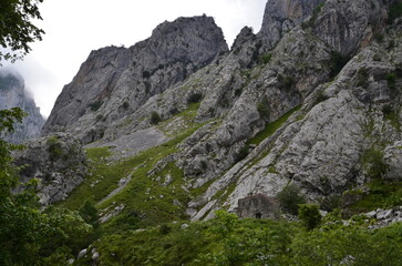 La ruta hacia Bulnes en plenos Picos de Europa, España.