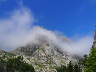 La ruta hacia Bulnes en plenos Picos de Europa, España.