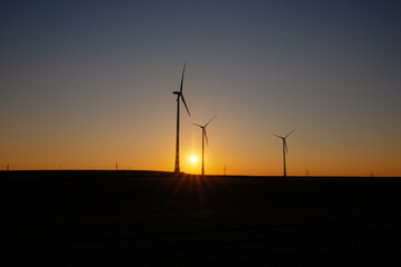 windräder im sonnenuntergang