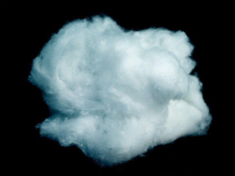 Watte aus Baumwolle vor schwarzem Hintergrund Stock-Foto