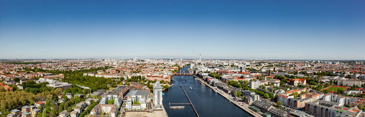 Panorama der deutschen Hauptstadt Berlin an der Spree Richtung Westen mit dem Fernsehturm un der Spree