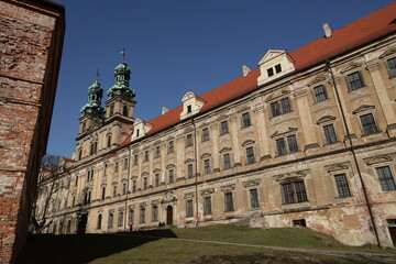 Zabytkowy pałac w środkowej europie w promieniach słońca.  - obrazy, fototapety, plakaty