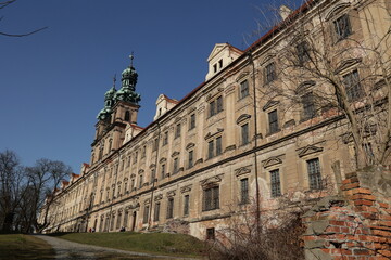 Zabytkowy pałac w środkowej europie w promieniach słońca. 