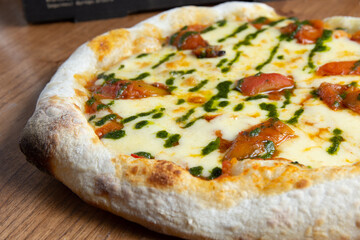 pizza de tomate queso y rucula