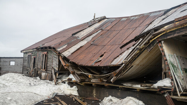 Das eingefallene, verrostete Wellblechdach eines alten Unterkunftsgebäudes in der Walfangbucht von Deception Island in der Antarktis