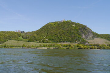 Fototapeta na wymiar Rhein mit Drachenstein und Drachenfels im Siebengebirge bei Königswinter