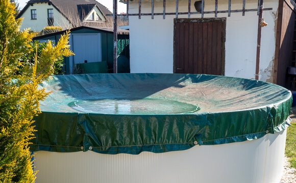 abgedeckter Pool im Garten
