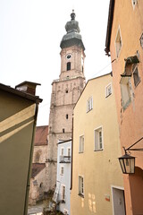 Kleine Seitengasse in Brughausen, mit Blick auf die Kirche St. Jakob in Burghausen, Bayern,...